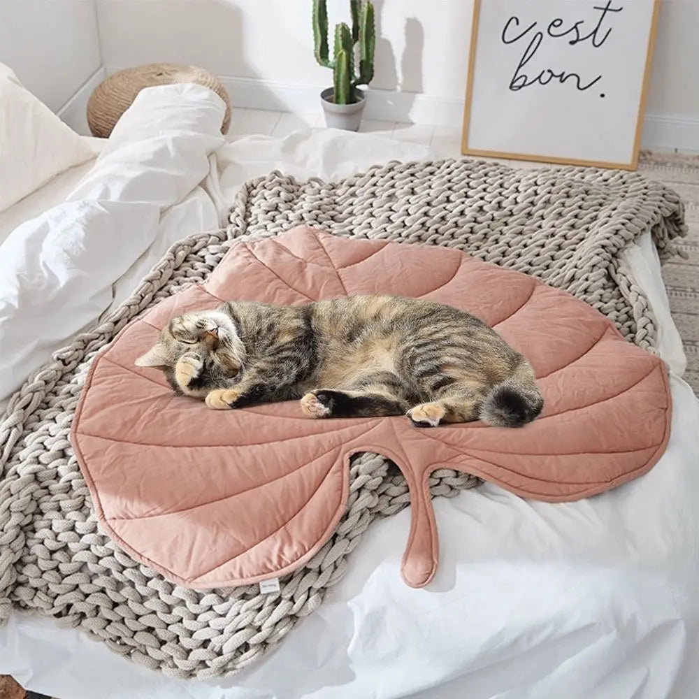 Leafy Tail ™ Pet Blanket