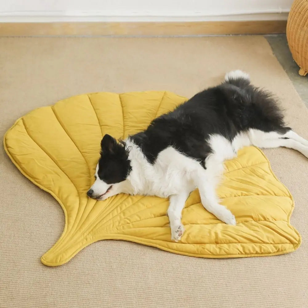 Leafy Tail ™ Pet Blanket